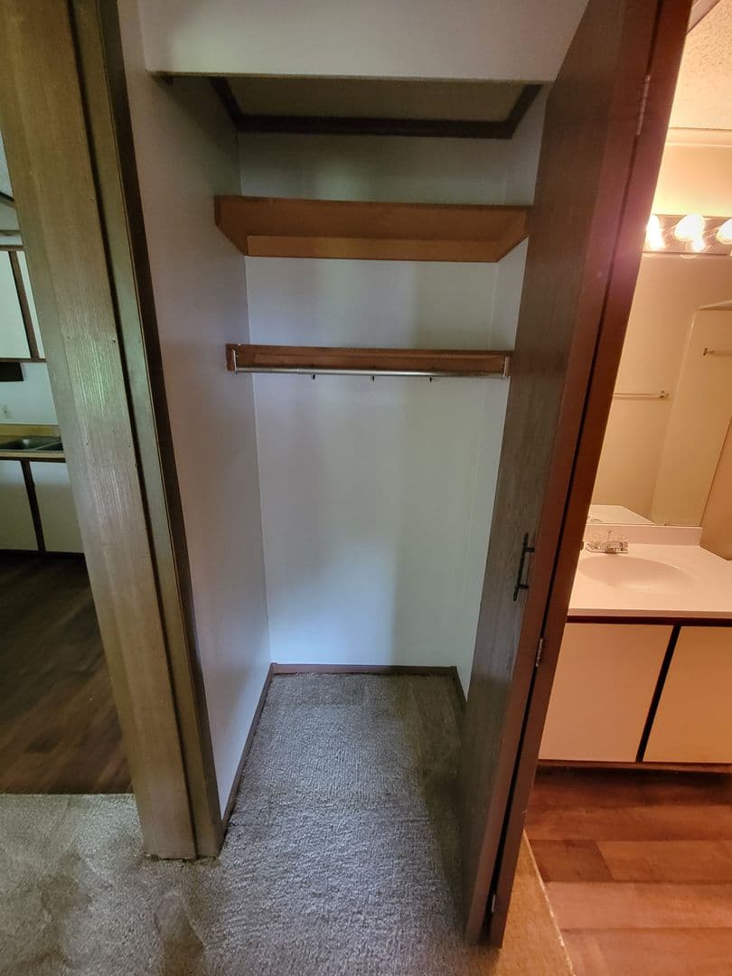 Warner Robins Apartment: 101 Woodcrest Circle
