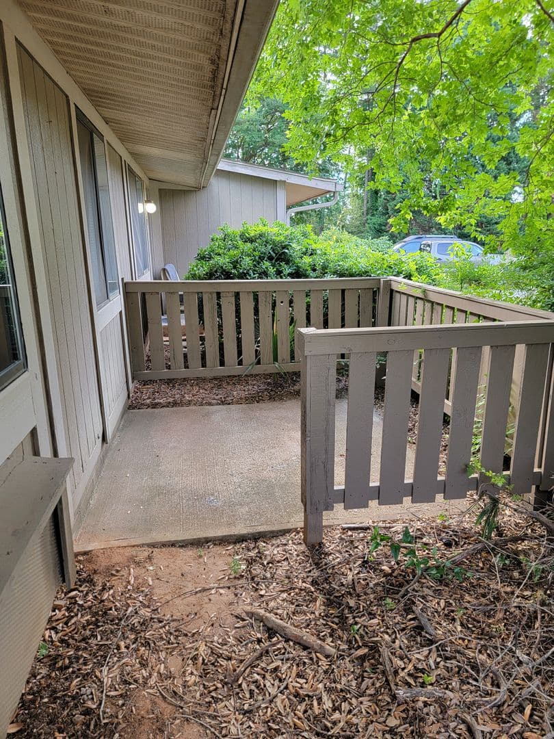 Warner Robins Apartment: 101 Woodcrest Circle