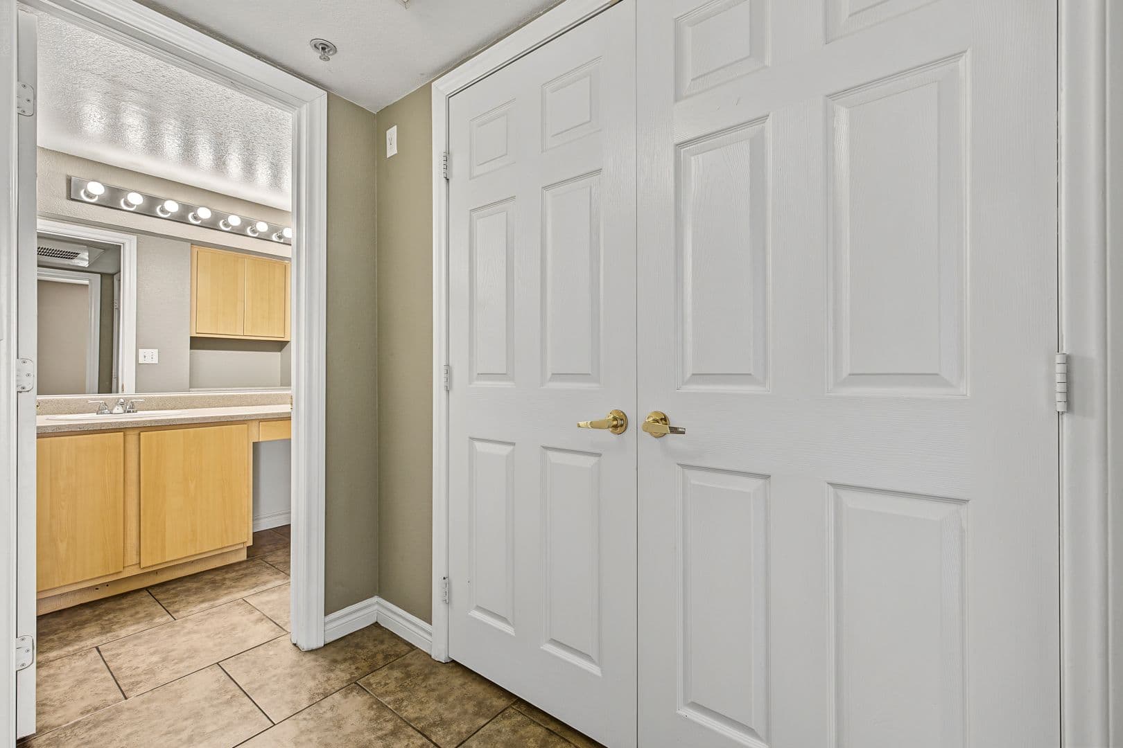 LAS VEGAS House: 6955 N DURANGO #3082