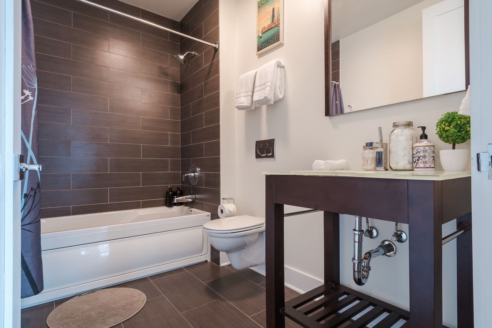 Chicago Apartment: 1624 W Division St. Unit 210
