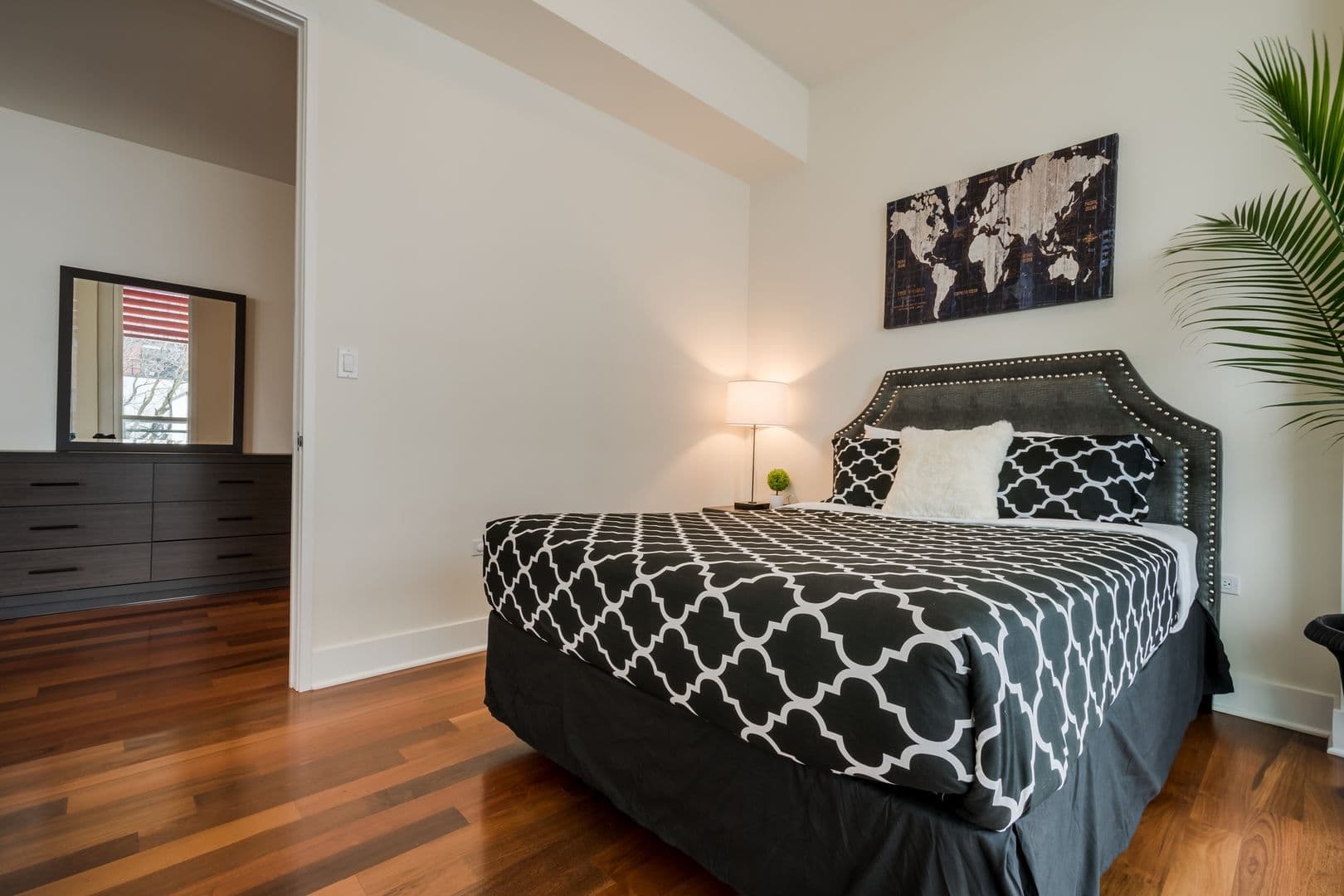 Chicago Apartment: 1624 W Division St. Unit 210