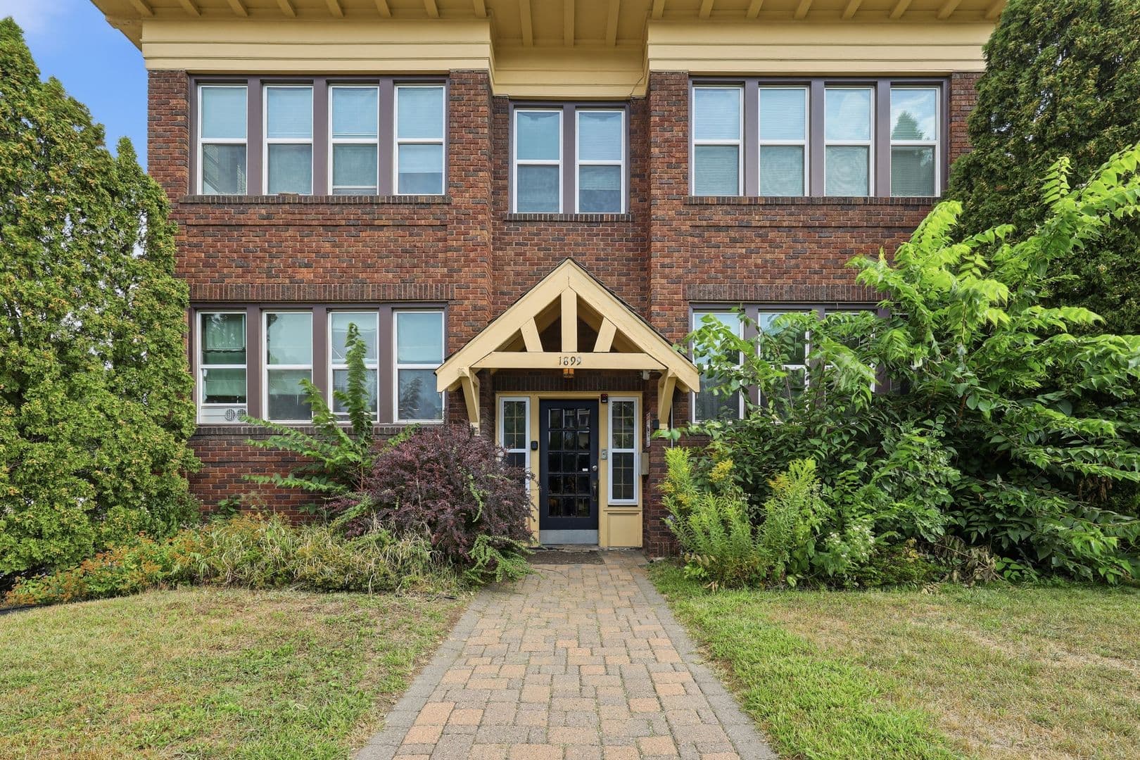 Saint Paul Apartment: 1899 Selby Avenue