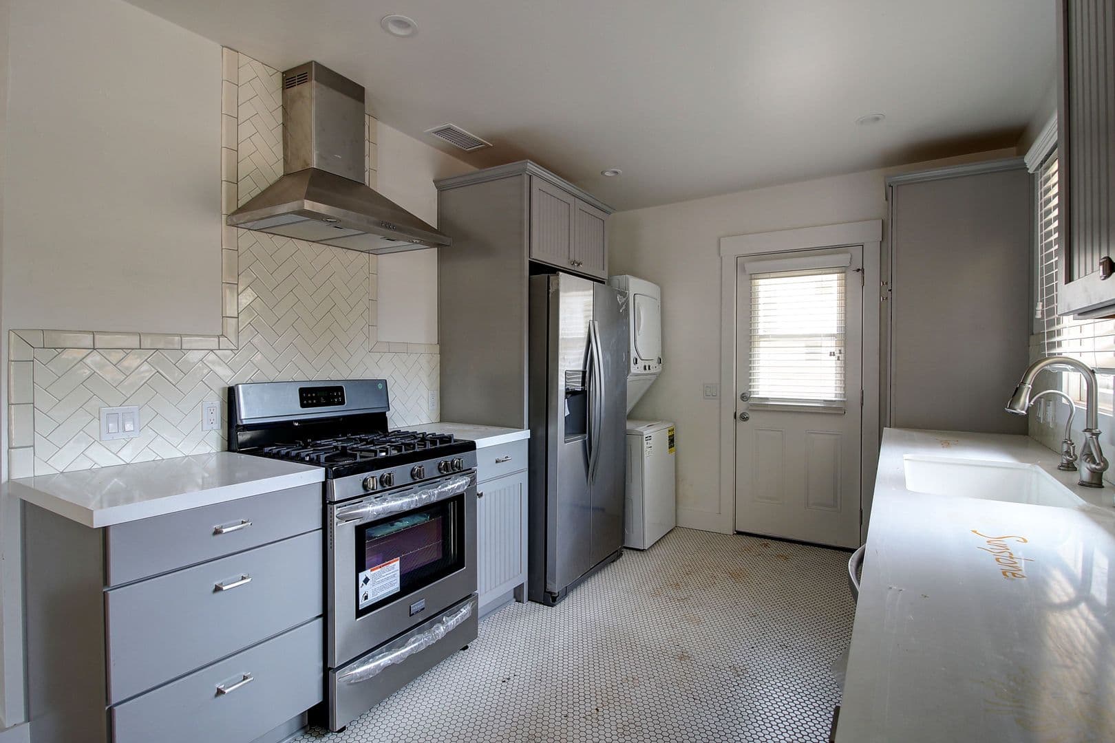 Santa Barbara Apartment: 617 De La Vina Street