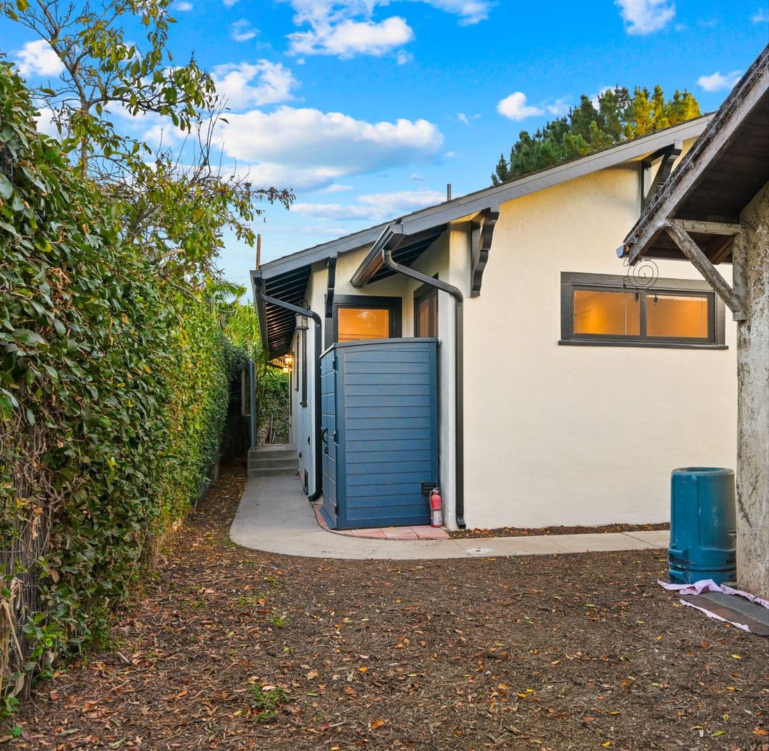 Santa Barbara Apartment: 1001 & 1003 Neil Park Avenue