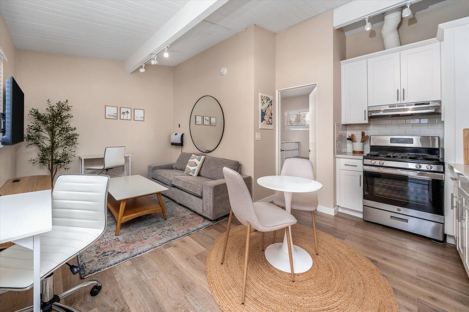 Santa Barbara Apartment: 319 W Montecito St