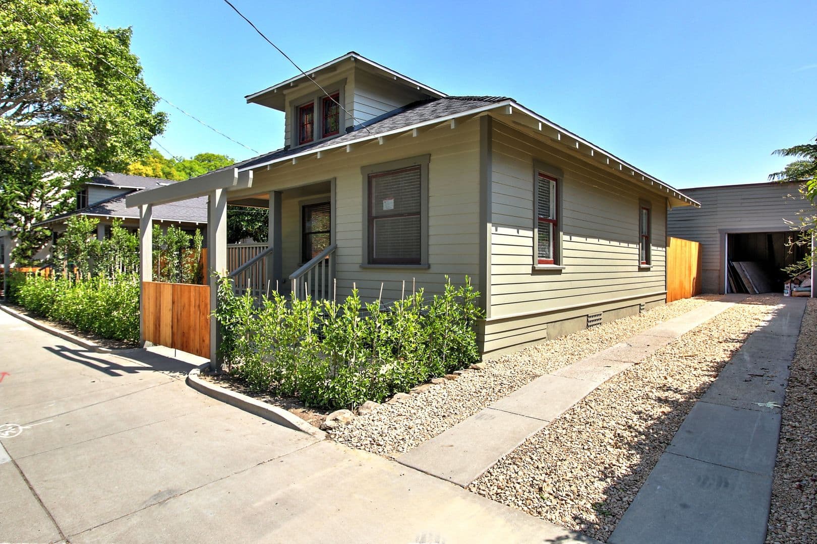 Santa Barbara Apartment: 617 De La Vina Street