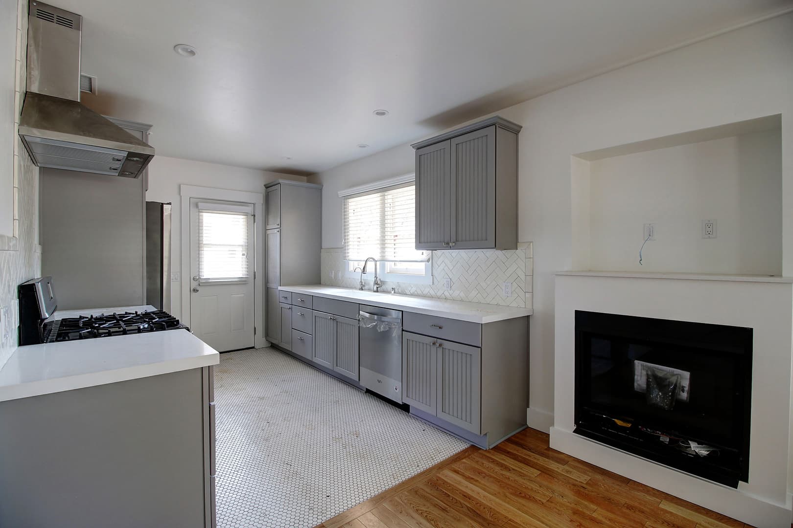 Santa Barbara Apartment: 617 De La Vina Street
