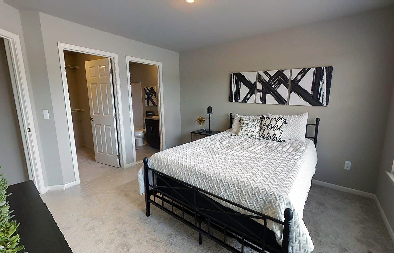 Auburn Hills Apartment: 3331 Antigua Drive