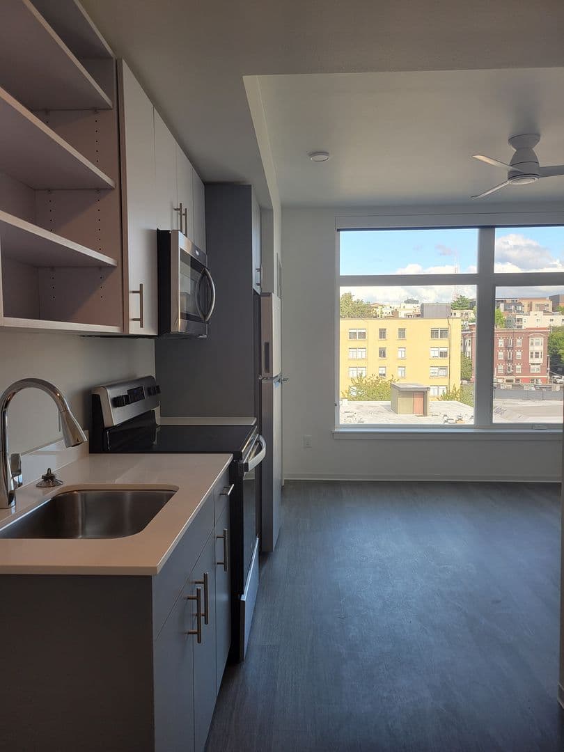 Seattle Apartment: 123 Bellevue Avenue East