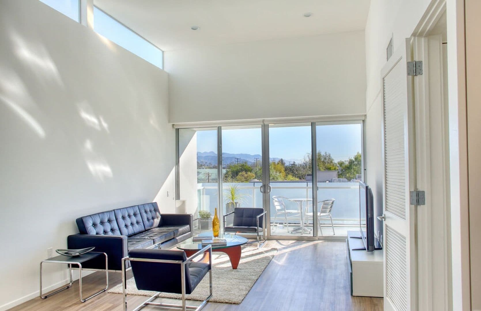 Studio City Apartment: 12602 Moorpark Street