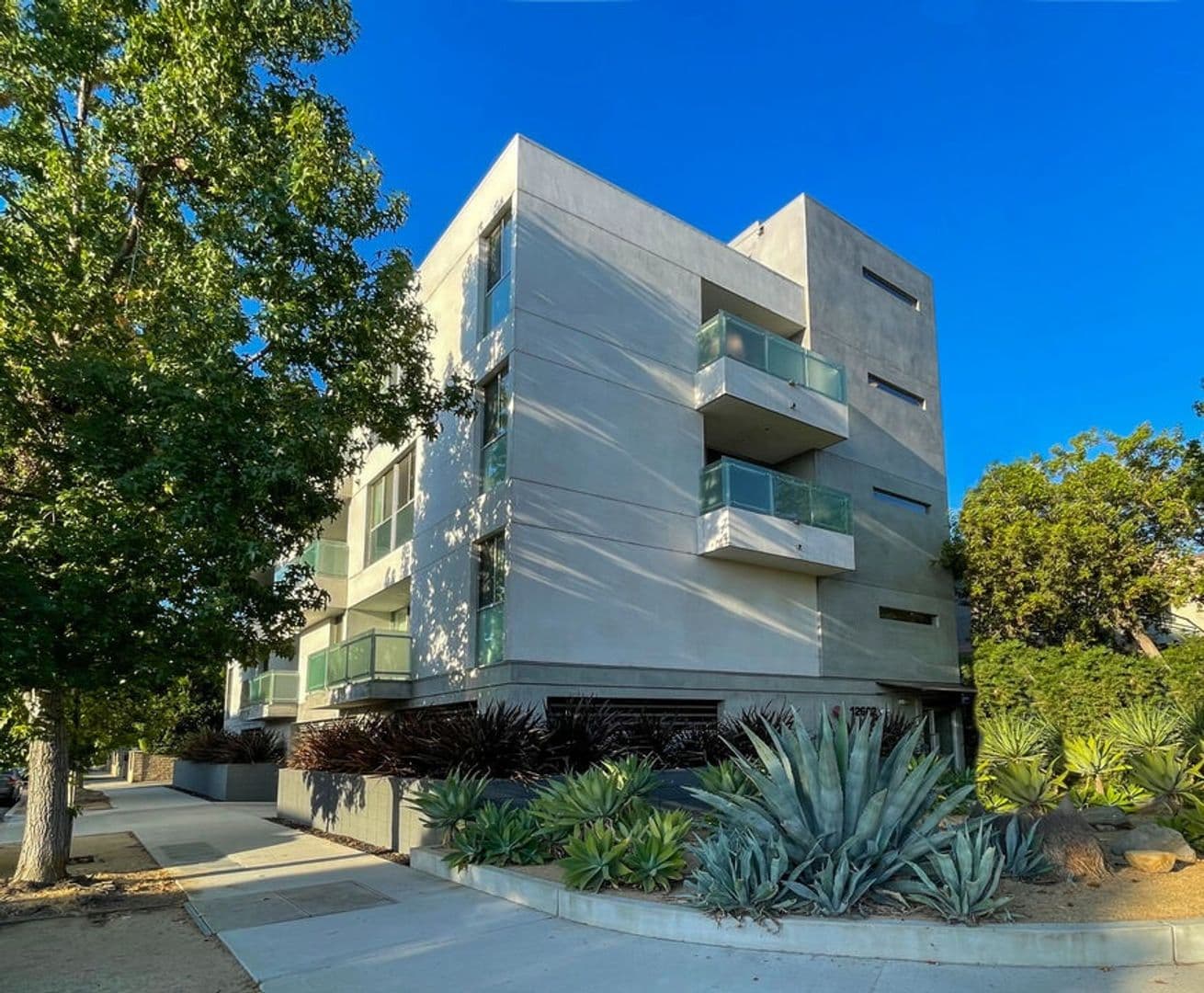 Studio City Apartment: 12602 Moorpark Street