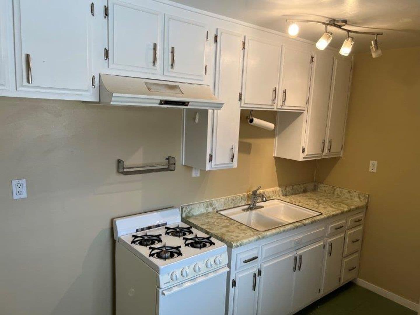 Palm Springs Apartment: 2583 N. Palm Canyon Drive