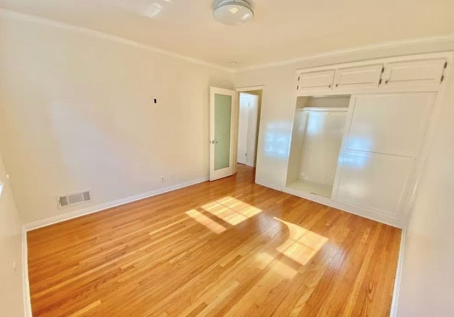 Los Angeles Apartment: 1111 S Cochran Avenue