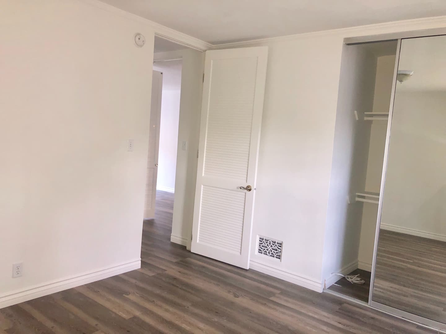 Los Angeles Apartment: Brentwood Colonial