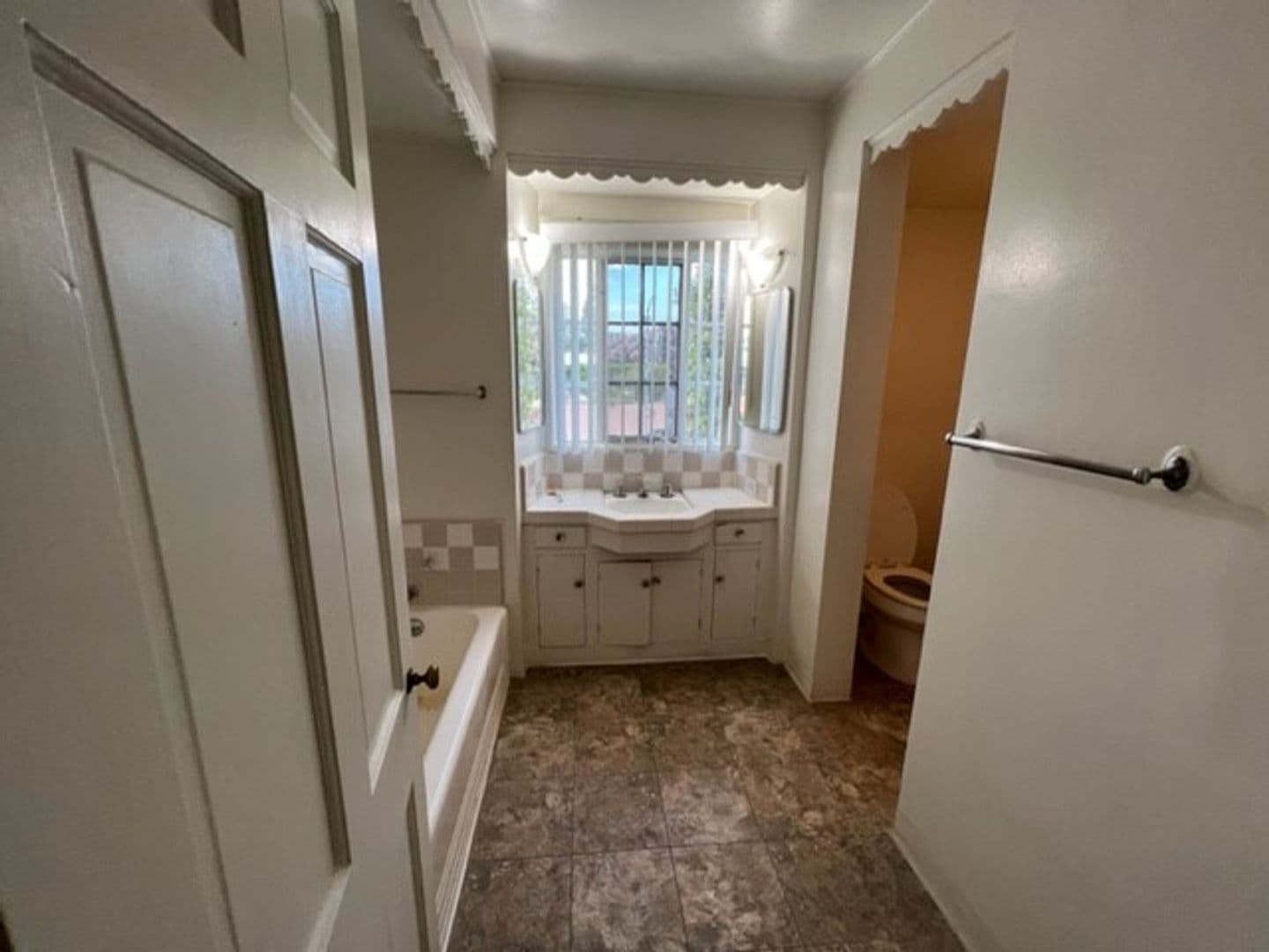 Beverly Hills Apartment: Roxbury Plaza