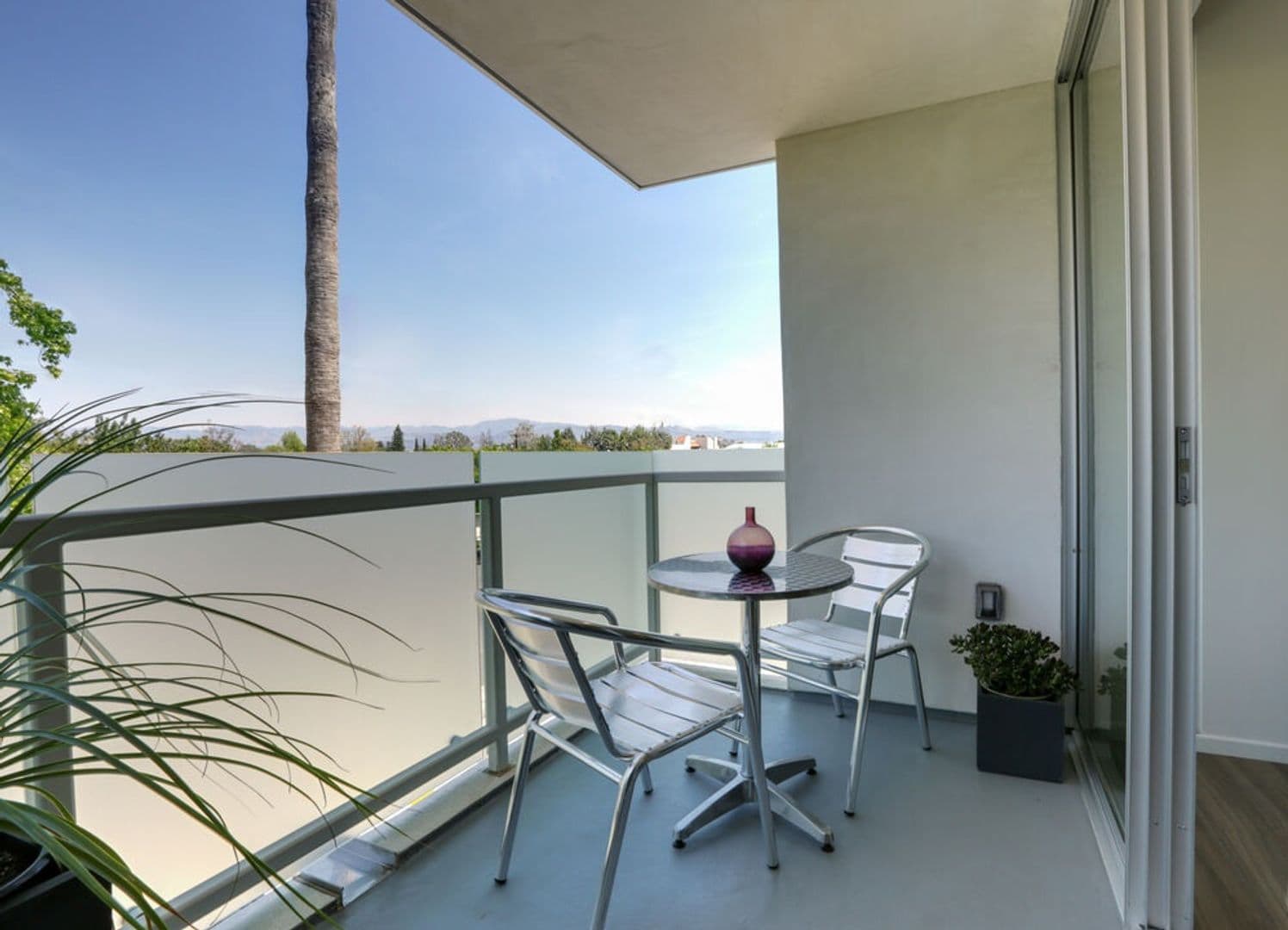 Studio City Apartment: 12602 Moorpark Street