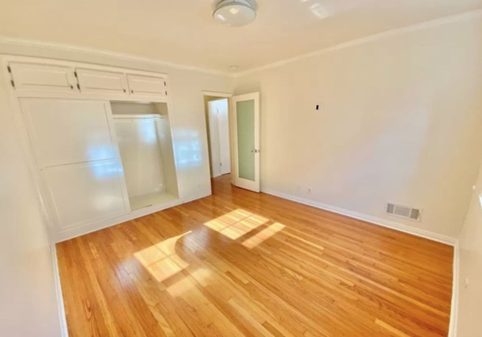 Los Angeles Apartment: 1111 S Cochran Avenue