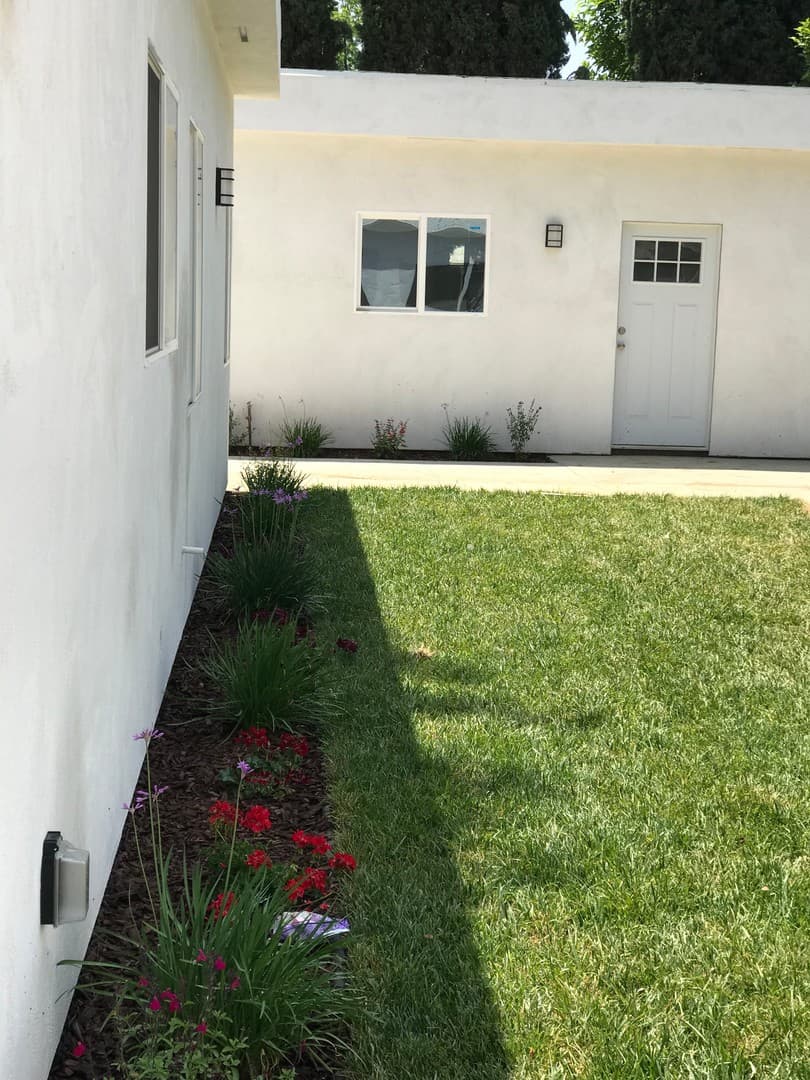 Reseda Apartment: 18556 - 18558 Hart Street