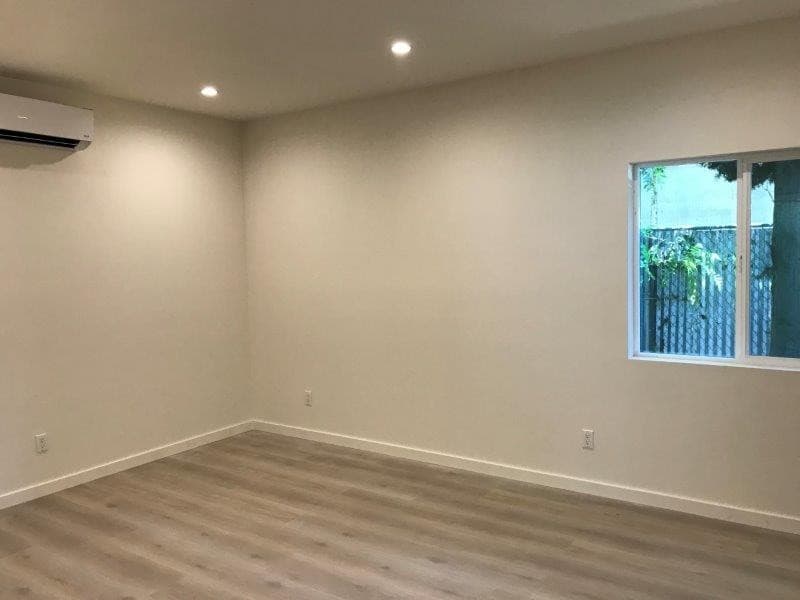 Reseda Apartment: 18556 - 18558 Hart Street