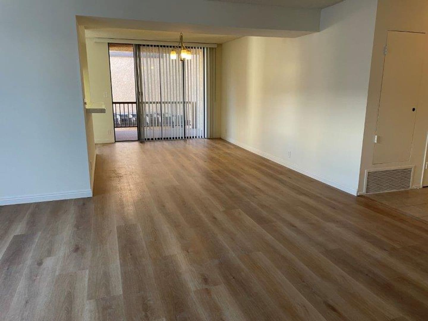 Los Angeles Apartment: Chateau Montclair
