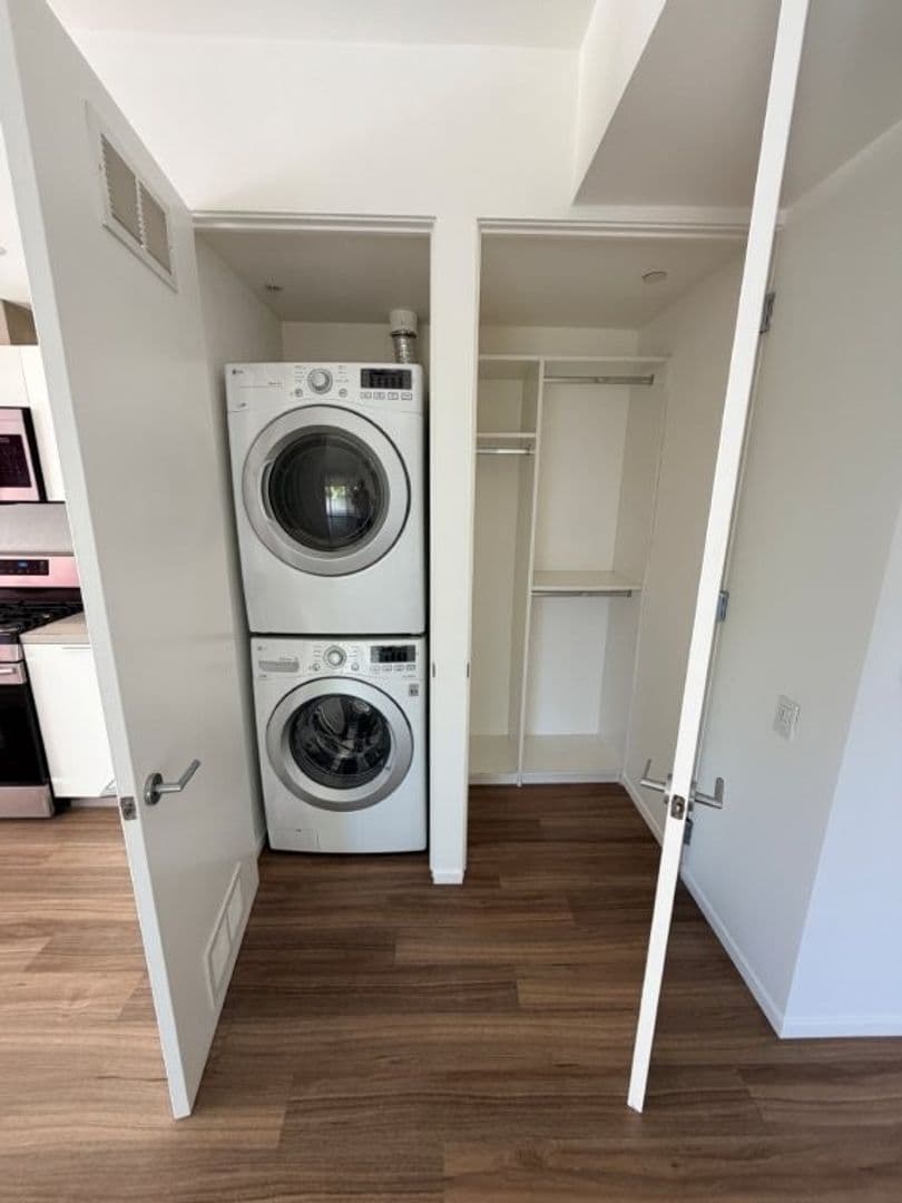 Studio City Apartment: 12602 Moorpark Street