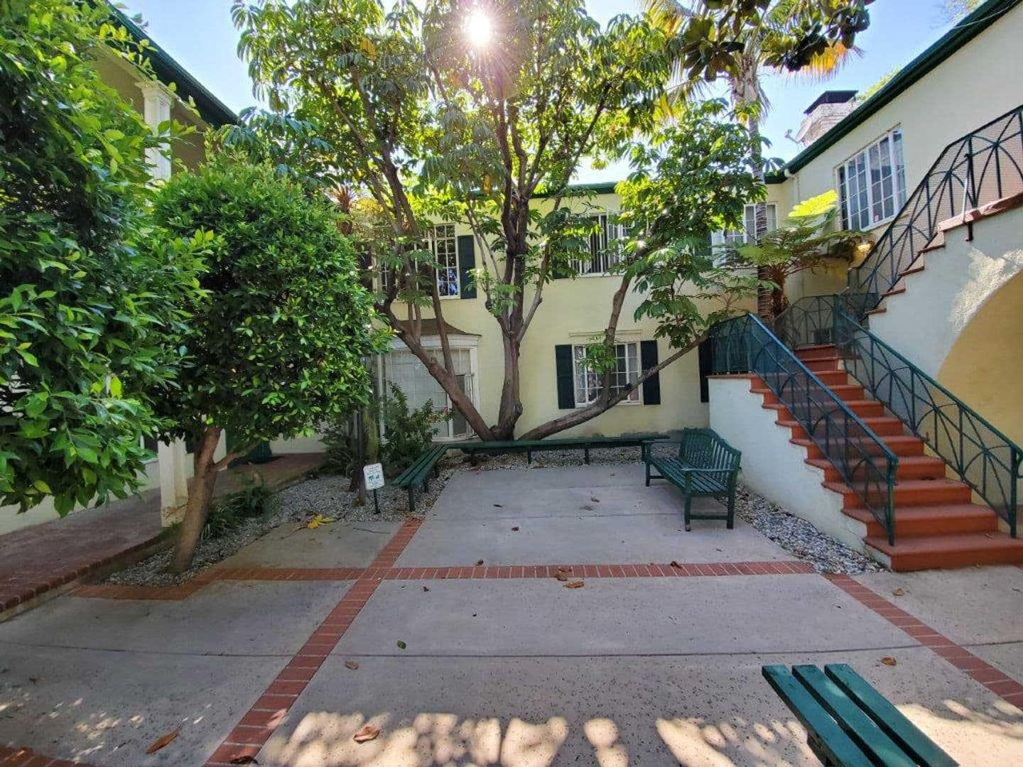 Beverly Hills Apartment: Roxbury Plaza