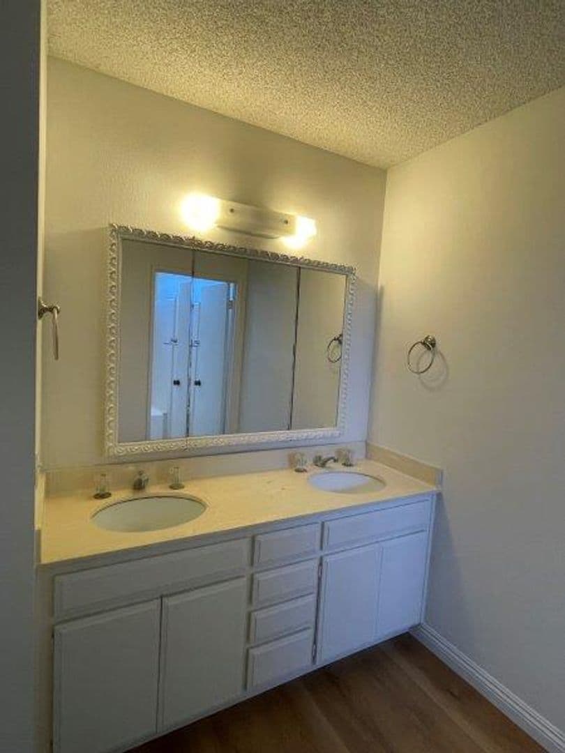 Los Angeles Apartment: Chateau Montclair