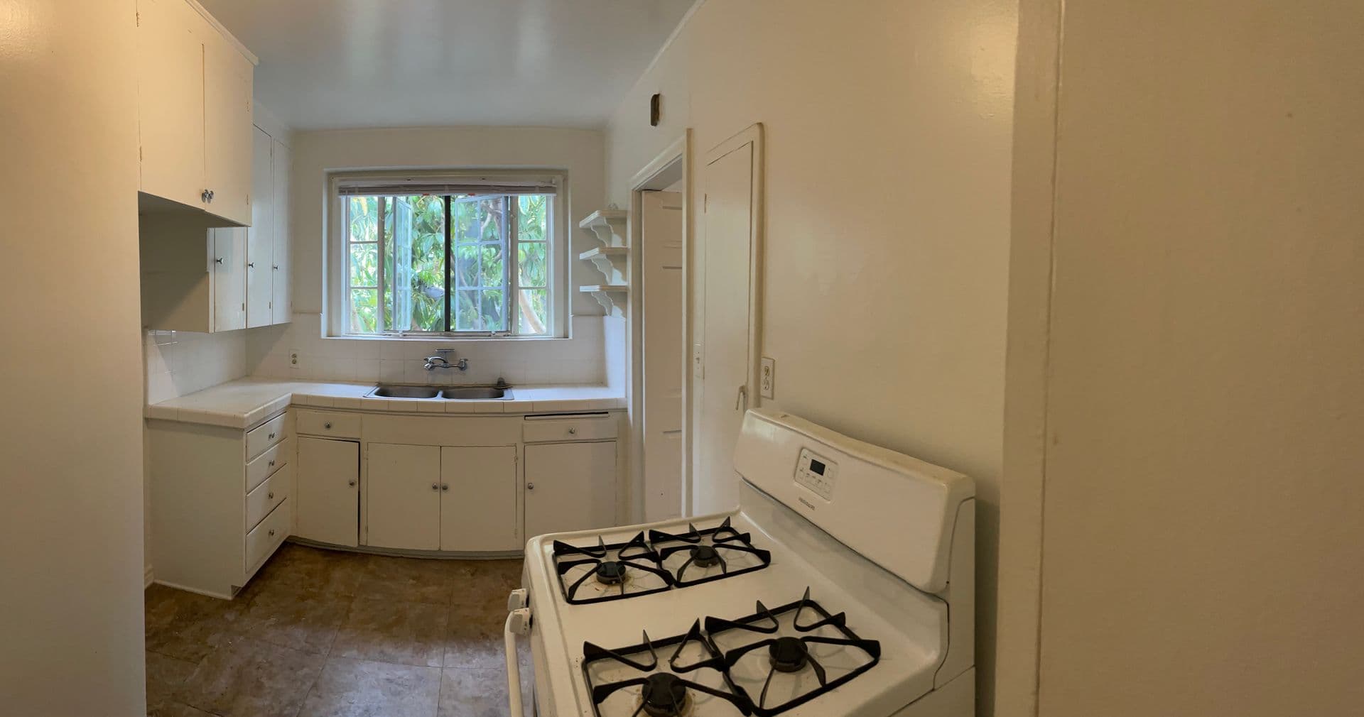 Beverly Hills Apartment: Roxbury Plaza