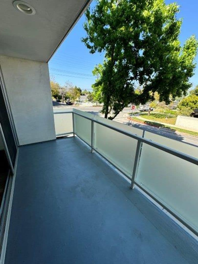 Studio City Apartment: 12602 Moorpark Street