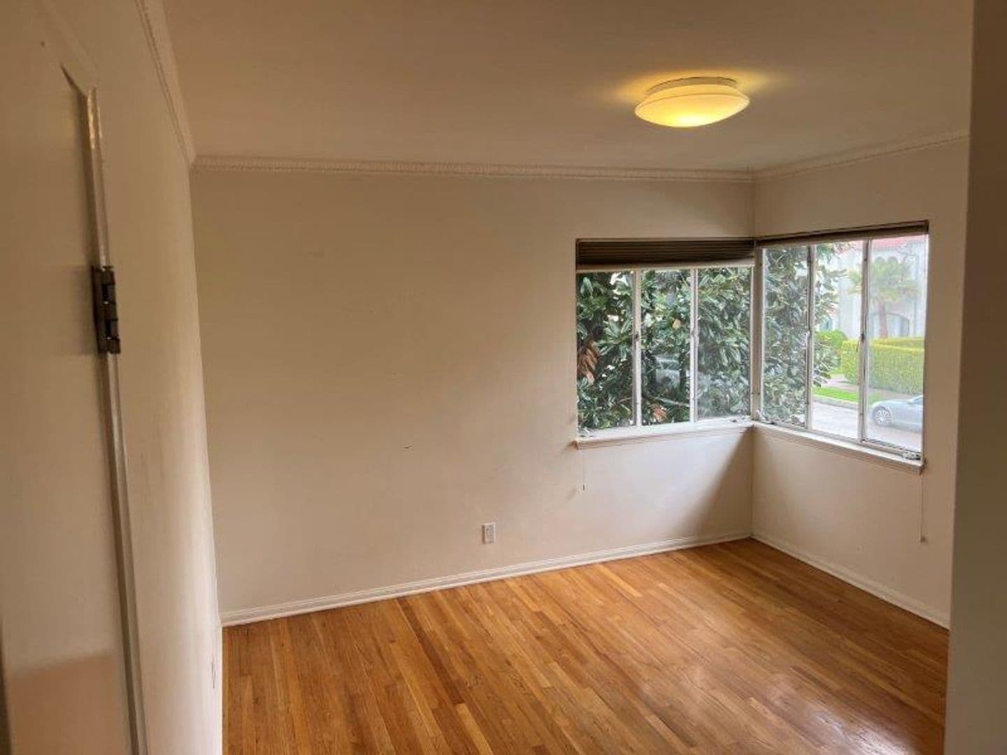 Los Angeles Apartment: 1111 S Cochran Avenue