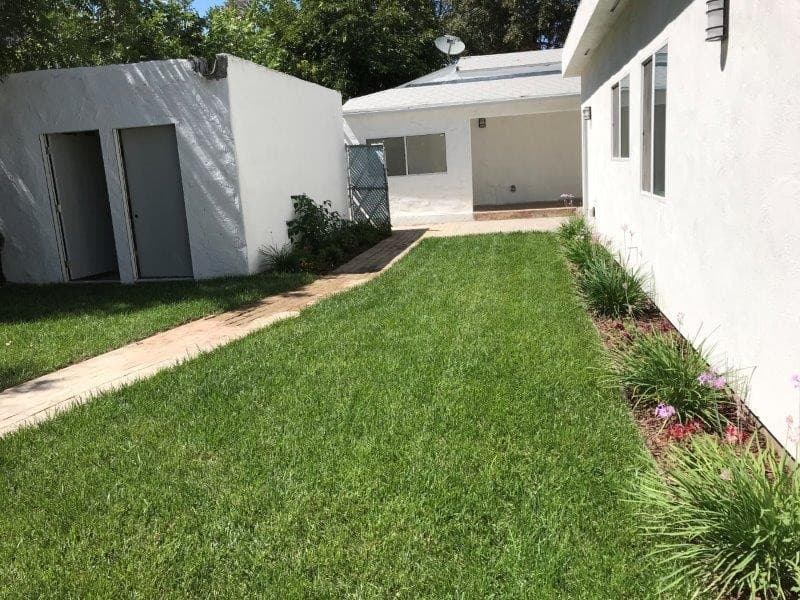 Reseda Apartment: 18556 - 18558 Hart Street
