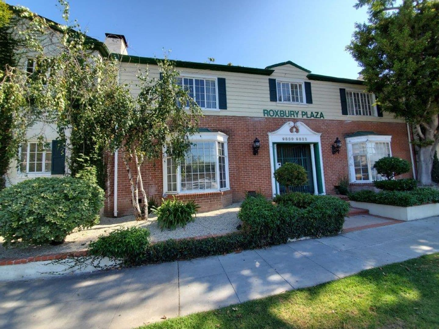 Beverly Hills Apartment: Roxbury Plaza