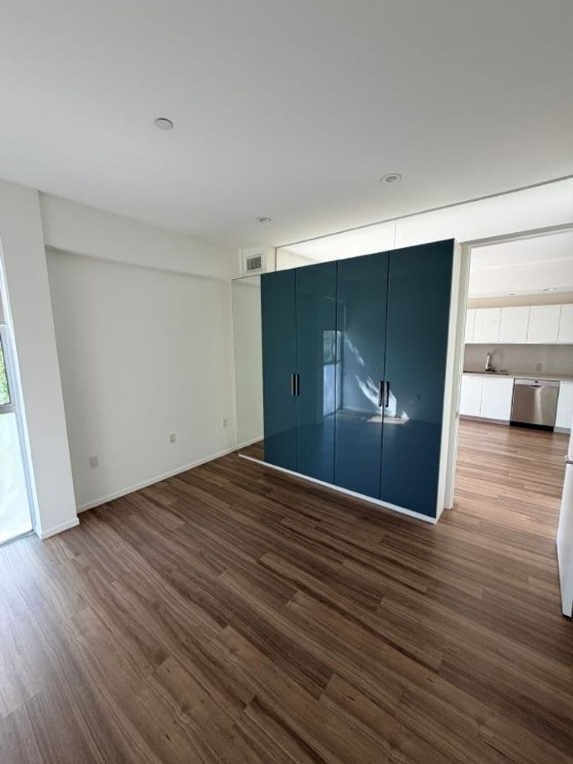 Studio City Apartment: 12602 Moorpark Street