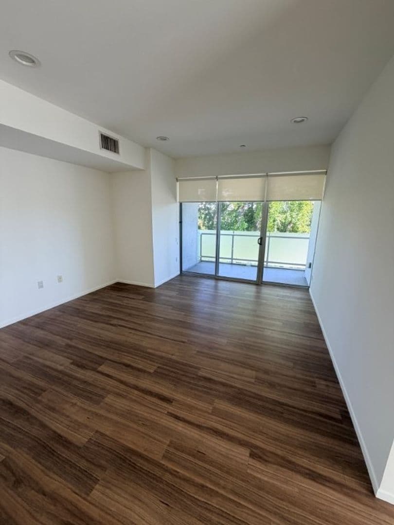 Studio City Apartment: 12602 Moorpark Street