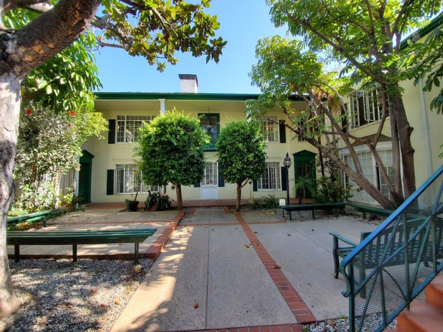 Beverly Hills Apartment: Roxbury Plaza