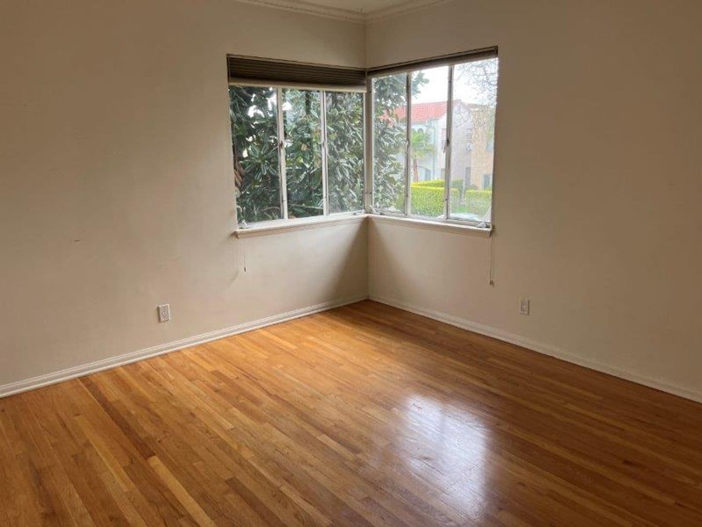 Los Angeles Apartment: 1111 S Cochran Avenue