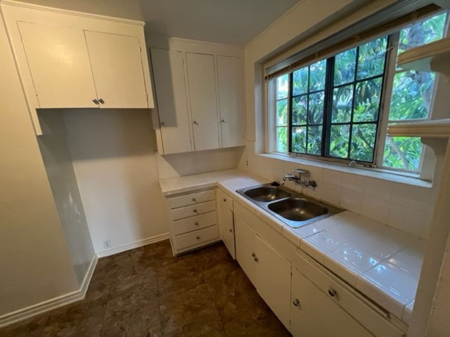 Beverly Hills Apartment: Roxbury Plaza