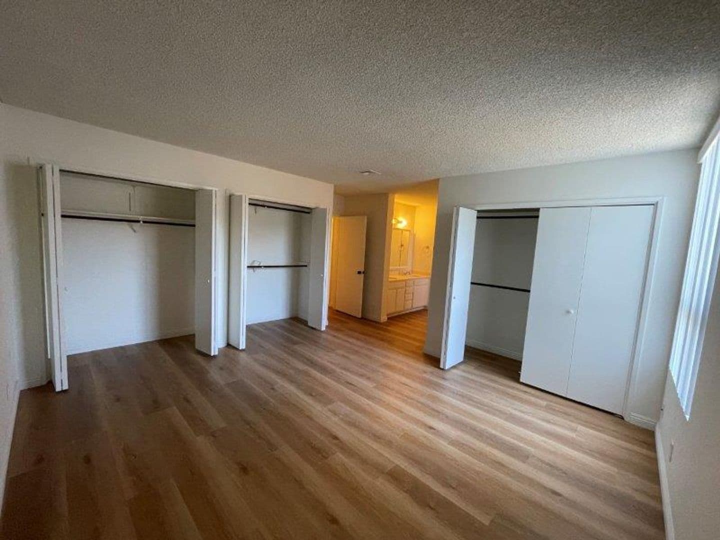 Los Angeles Apartment: Chateau Montclair
