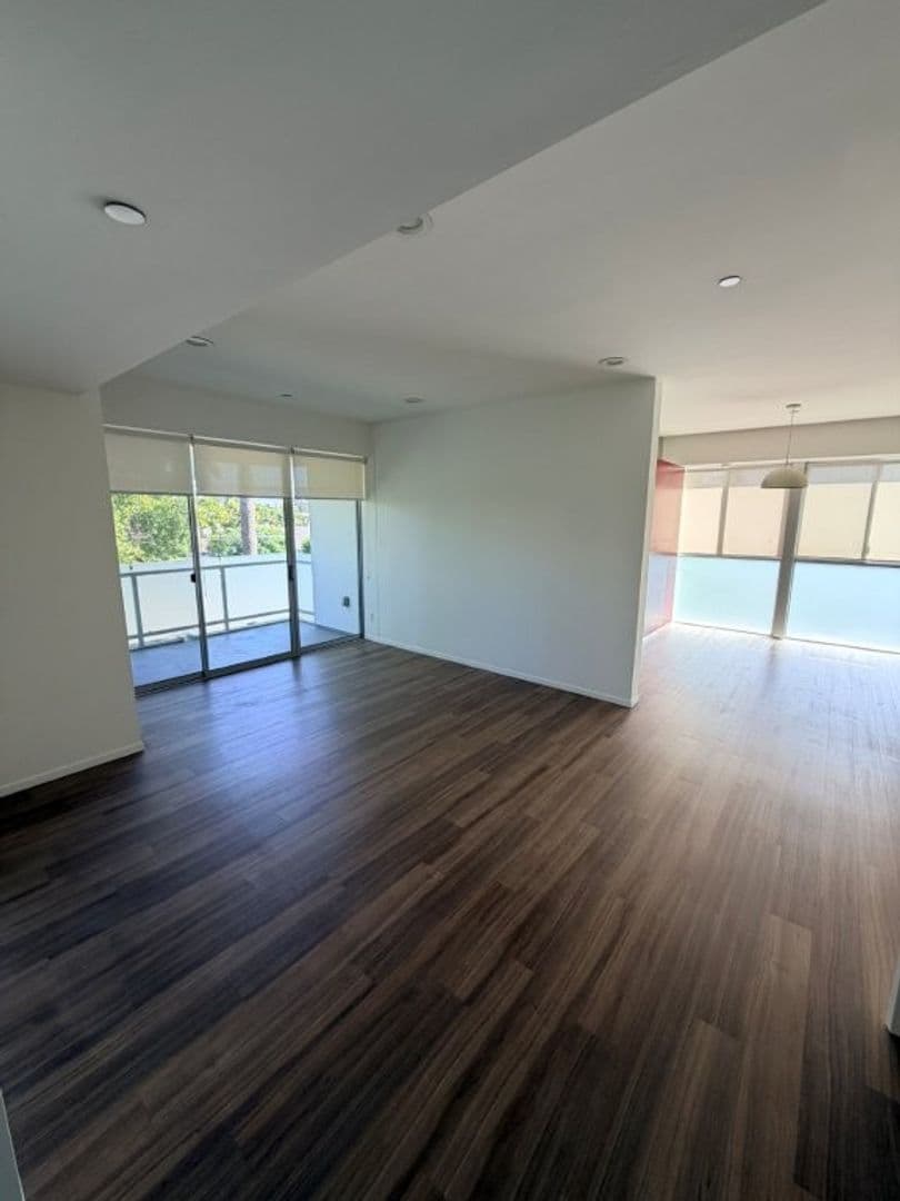 Studio City Apartment: 12602 Moorpark Street