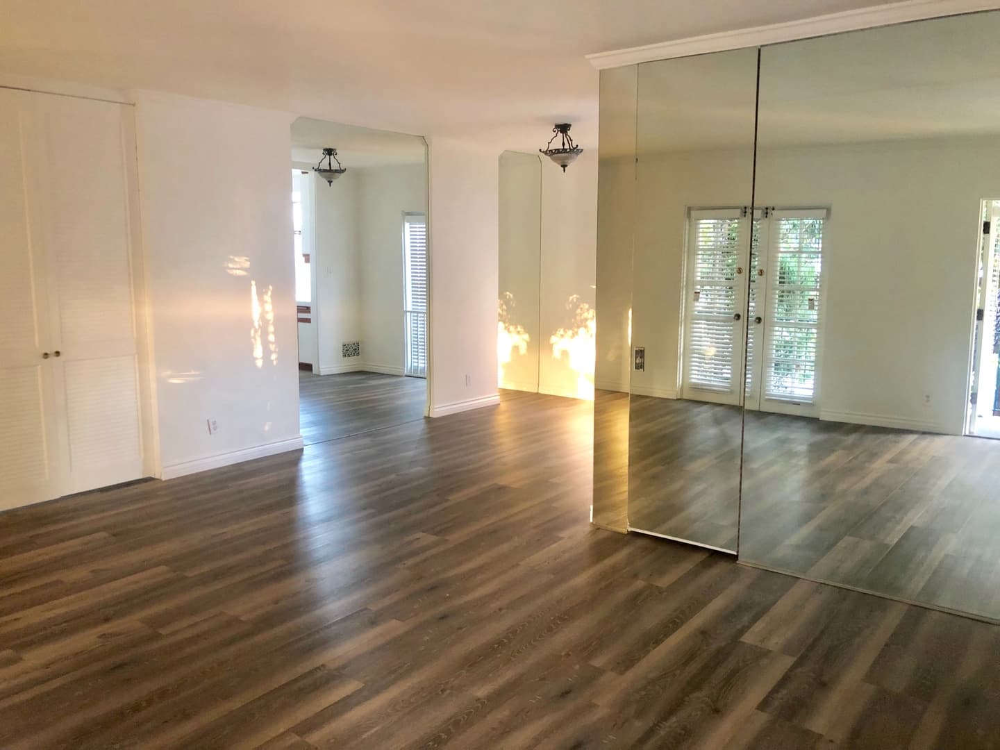 Los Angeles Apartment: Brentwood Colonial