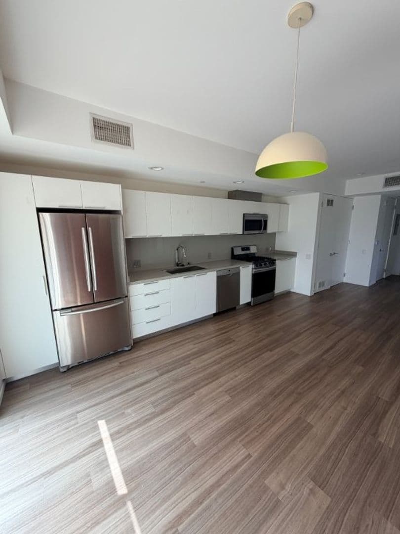 Studio City Apartment: 12602 Moorpark Street