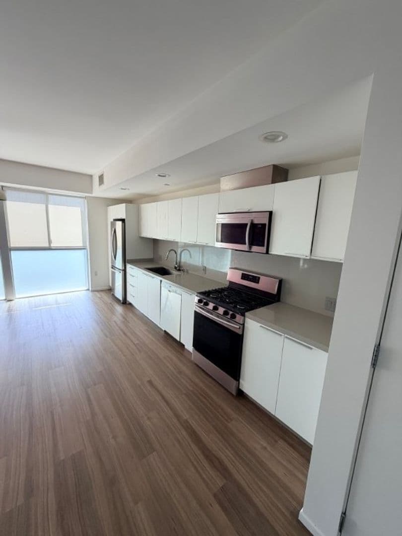 Studio City Apartment: 12602 Moorpark Street