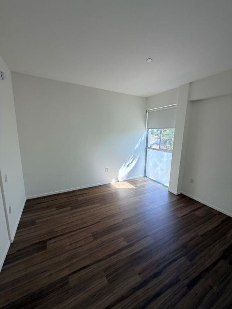 Studio City Apartment: 12602 Moorpark Street