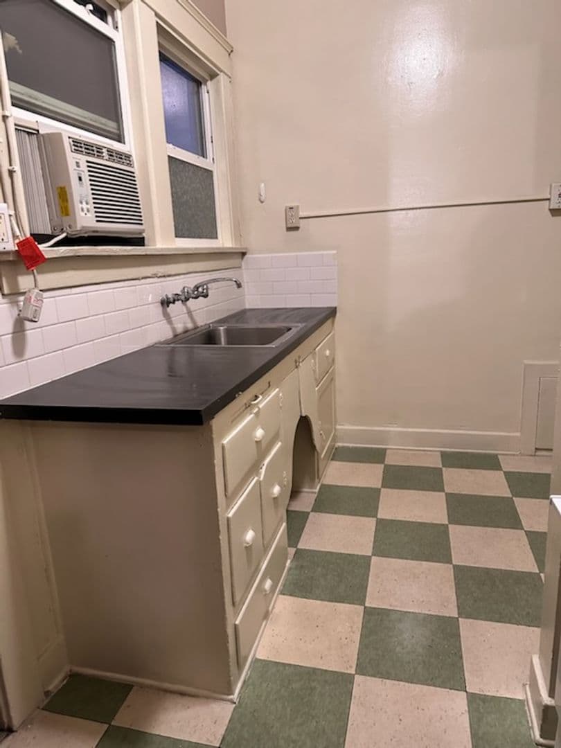 Long Beach Apartment: 3010 E. 3rd St.