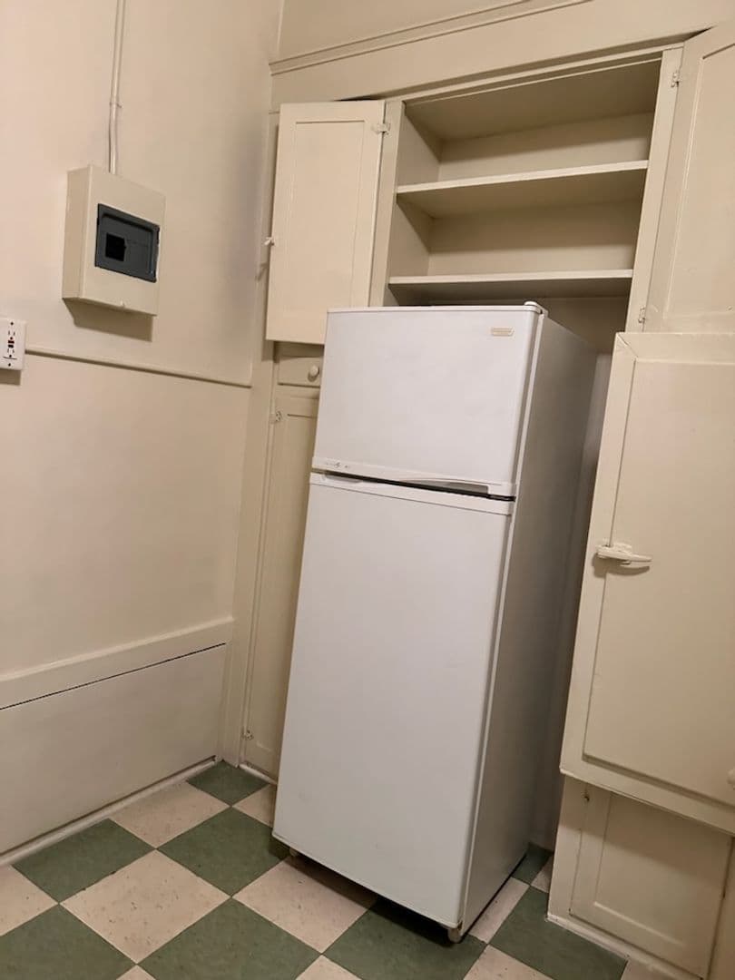 Long Beach Apartment: 3010 E. 3rd St.