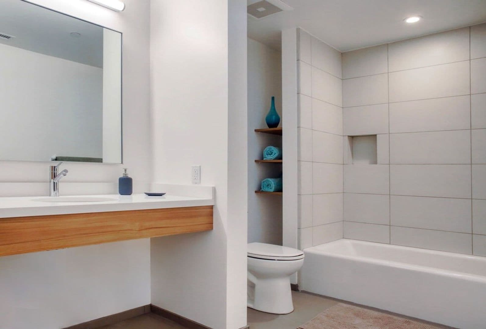 Studio City Apartment: 12602 Moorpark Street