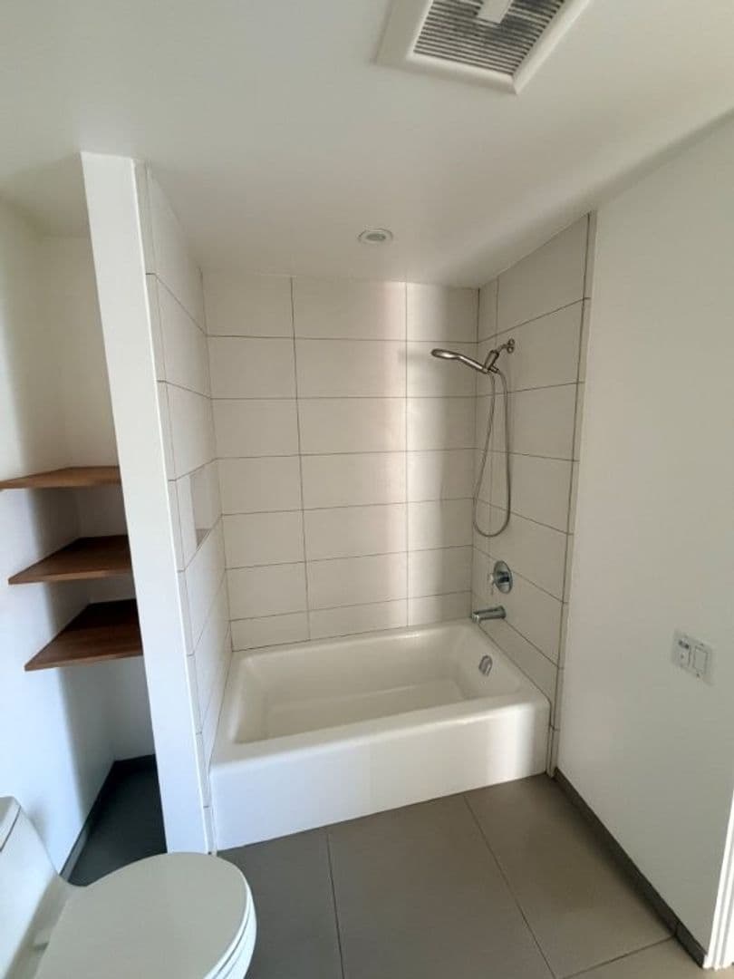 Studio City Apartment: 12602 Moorpark Street