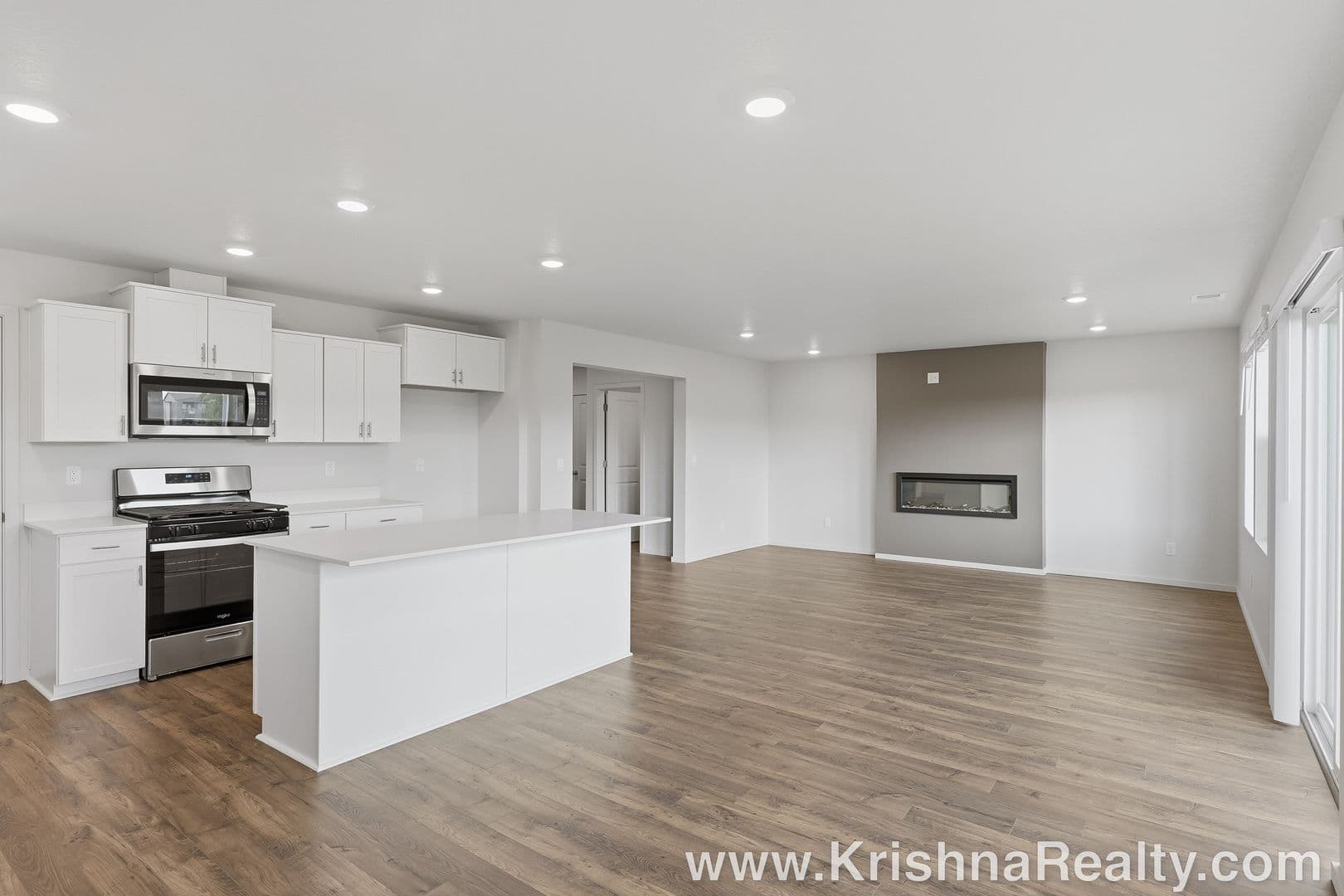 Salem House: 4984 Columbus Ave NE