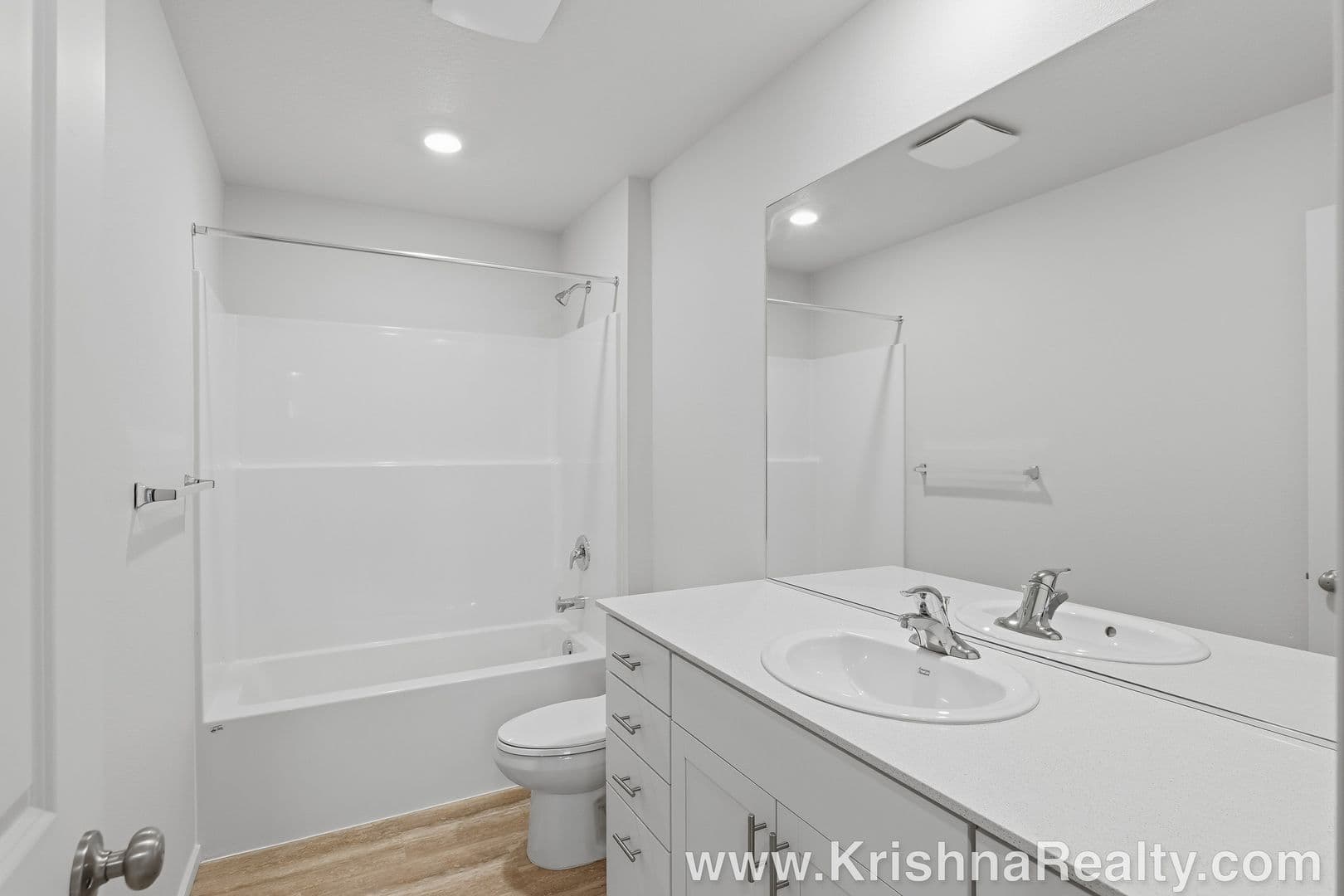 Salem House: 4984 Columbus Ave NE