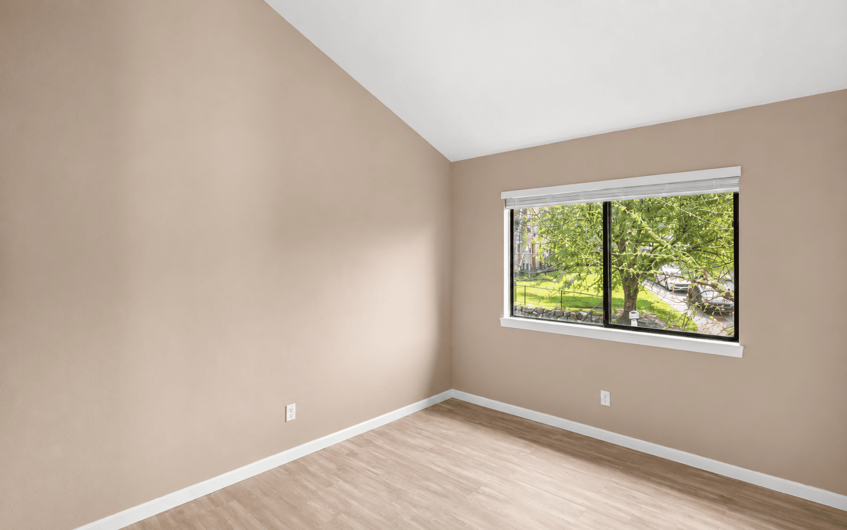 Clackamas Townhome: 10025 SE Talbert Street